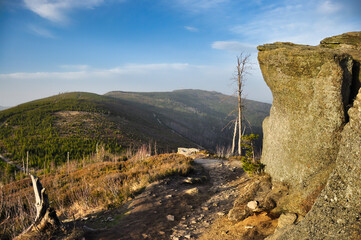 Beskid Śląski - Malinowska Skała - widok na Skrzyczne. Zapierające dech w piersiach górskie krajobrazy z rozległymi zielonymi lasami, surowymi formacjami skalnymi i czystym niebem. © Pol Badger