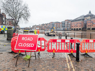 Obraz premium City workers operate pumps and equipment near bright 