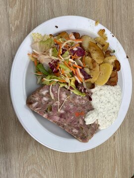 deutsches, essen, s&uuml;lze, aspik, slaat, bratkartoffeln, sauce, joihurt, quark, fleisch, mahl, abendessen, teller, salat, schweinefleisch, gem&uuml;se, kochen, feinschmecker, braten, lunch, cooked, feigling,