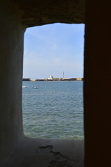 Vista de C&aacute;diz atrav&eacute;s do muro
