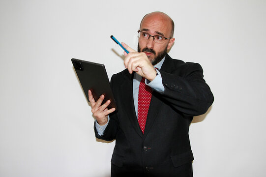 Profesor dando clase y explicando en curso con tablet en traje 
