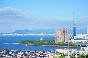 晴天の福岡市街地と海岸エリアの風景
