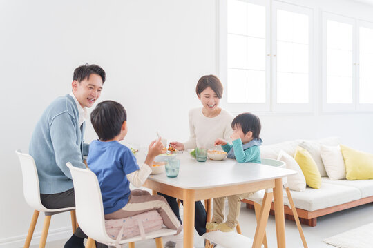 食事をする家族