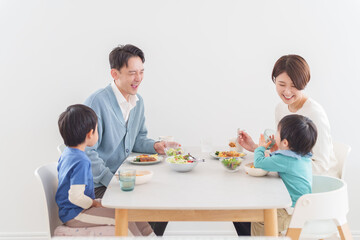 Fototapeta premium 食事をする家族