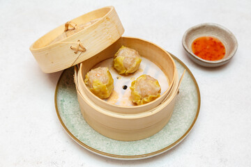 Bouch&eacute;e aux crevettes &ndash; servie dans un panier &agrave; vapeur avec sauce