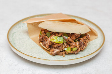 Burger chinois au b&oelig;uf brais&eacute; &ndash; assaisonnements du chef avec poivron vert