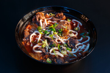 Udon au kimchi avec bouillon coréen, bœuf émincé, gochujang, oignons verts et graines de sésame