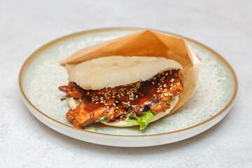 Burger chinois au poulet grill&eacute; &ndash; aux parfums chinois avec salade