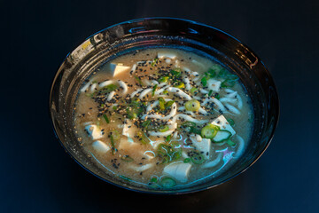 Bouillon miso avec udon, tofu mariné, champignons, oignons verts et graines de sésame
