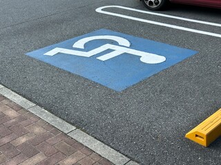 障害者専用駐車スペース