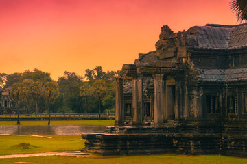 Obraz premium Sunset Over Ancient Angkor Wat Temple With Warm Sky And Historic Stonework