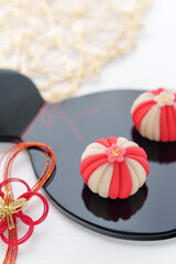お正月の和菓子「正月手鞠」と「松」