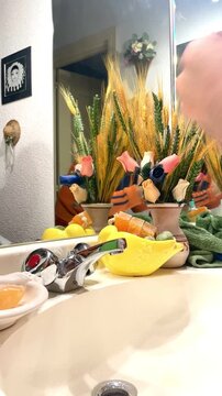 lavar manos en lavabo en time lapse
