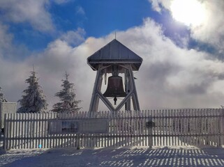 Glocke auf dem Fichtelberg in Schneelandschaft