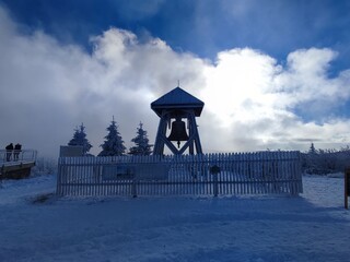 Glocke auf dem Fichtelberg mit Schnee im Winter 