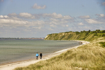 Spaziergang am langen Strand der Insel Langeland in der d&auml;nischen S&uuml;dsee, D&auml;nemark, Ostsee