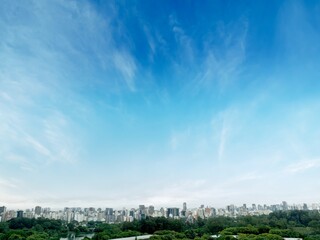 Obraz premium City skyline with blue sky and clouds on a bright sunny day