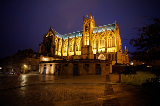 Blick auf die Kathedrale von Metz am Abend, Lothringen, Frankreich