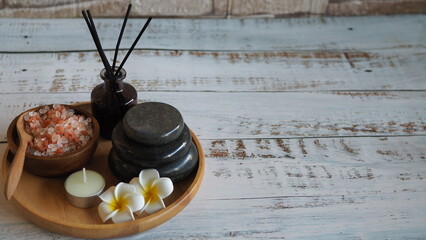 Fototapeta na wymiar Top view Himalayan pink salt crystals on wooden board, scrub spa therapy healthy.spa relax