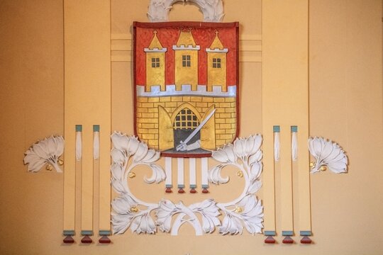 prag, tschechien - stadtwappen an der decke im hauptbahnhof