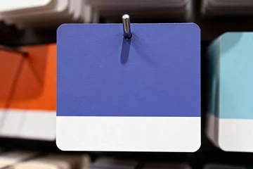 Handdoek met foto Pantone 2022 very peri A color swatch in a blue-violet shade (similar to Very Peri) with a white bar at the bottom for text (mockup), hanging on a store display.  © sattaya