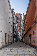 Historyczna ulica otulona obecnością ratuszowej dominanty © Kazior