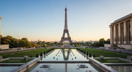 Obraz premium Iconic Eiffel Tower View from Trocadero Gardens in Paris, France during Golden Hour with Reflections