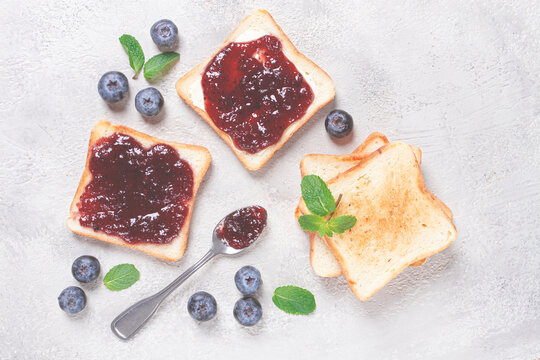 toast with blueberry jam, on the table, breakfast, top view, homemade, no people,