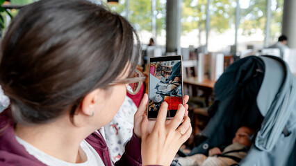 Capturing a family moment in London cafe
