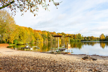 Kinderspielger&auml;te am Strand von einem Badesee