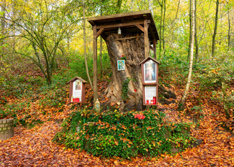 Pilgerstätte in einem öffentlichem Wald in Hofeld, NRW im Herbst.
