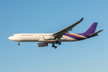 福岡空港の滑走路へ向けて降下する朝の飛行機