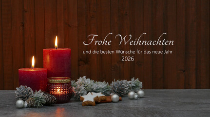 Weihnachtskarte: Brennende rote Kerzen mit Weihnachtskugeln und Tannenzweigen vor einem...