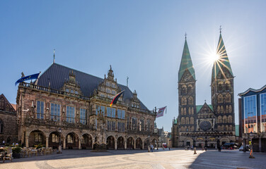 Obraz premium Historisches Rathaus und Dom auf dem Marktplatz in Bremen