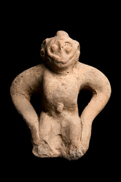 statuette pr&eacute;colombienne d'un homme arch&eacute;ologique en terre cuite sur fond noir