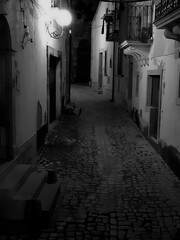 Un affascinante vicoletto di Scicli nel buio della notte.