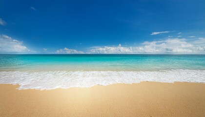 Obraz premium a golden beach with crystal clear waters and soft white sand under a bright sunny sky