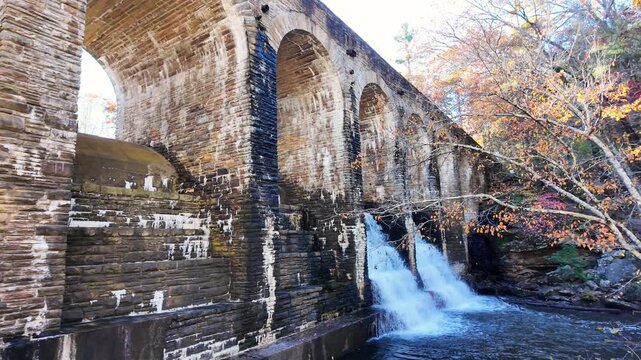 Stone Arch Bridge &mdash; каменный арочный мост, характерный архитектурный объект эпохи CCC.
