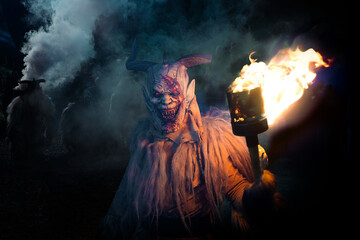 H&ouml;llenteufel mit Feuer und Rauch