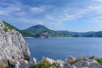 白崎海洋公園でみた真っ白な石灰岩の岩とカラフルな集落のコラボ情景