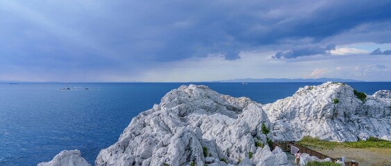 幻想的な空をバックに見る白崎海洋公園のパノラマ情景