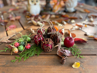 真っ赤な姫リンゴにクローブを刺して魔除けのお守りポマンダーを作りました♡クリスマスの飾りにも