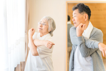 Obraz premium Elderly men and women attending sports gyms and fitness clubs, rehabilitation 