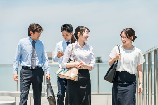 Businesswomen and businessmen (men and women) having lunch breaks, lunch, commuting, going to work, going home, returning home
