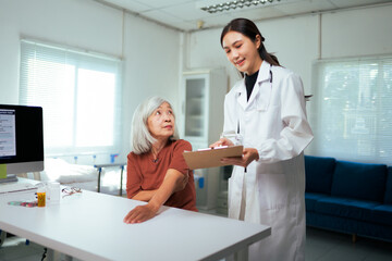 Obraz premium Asian doctor consulting senior patient about healthcare treatment