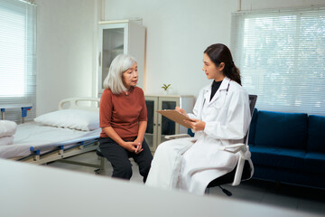 Obraz premium Doctor discussing health with elderly Asian woman patient