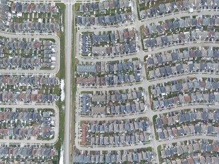 Aerial view of a typical North American suburb in winter - Vue a&eacute;rienne d'une banlieue typiquement nord-am&eacute;ricaine en hiver