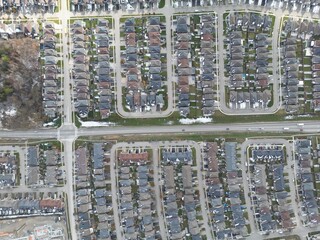 Aerial view of a typical North American suburb in winter - Vue a&eacute;rienne d'une banlieue typiquement nord-am&eacute;ricaine en hiver