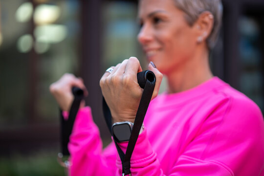 Woman training using resistance bands for fitness - Powered by Adobe