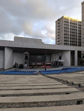 Palco da Concha Ac&uacute;stica Marielle Franco sendo preparado para evento na UERJ em 2025